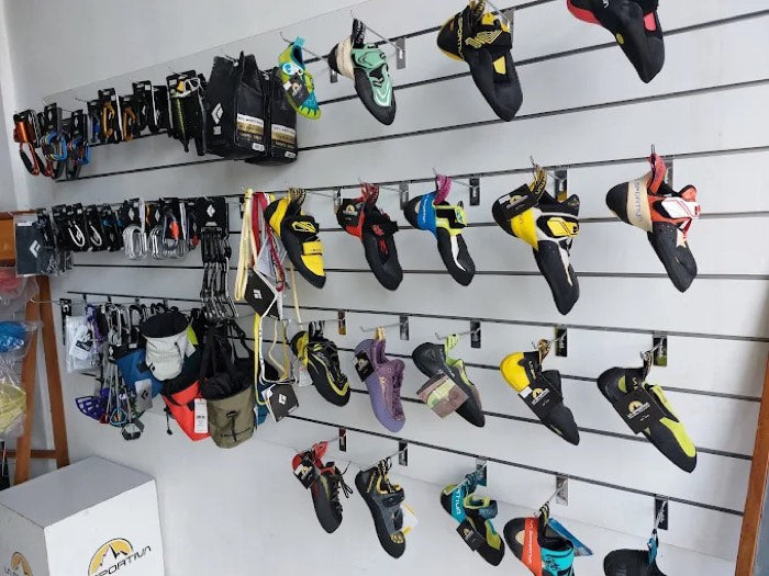 Perlengkapan climbing di showroom Technical Outdoor